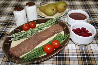 Спинка косули с маринованной грушей