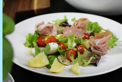 Летний салат с моцареллой и беконом