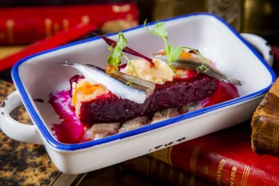 Сельдь иваси под шубой с соусом провансаль