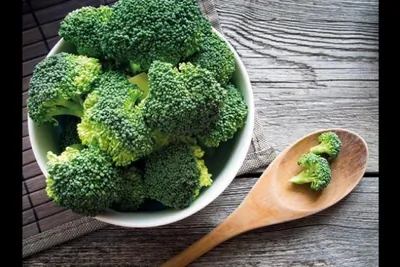 Теплый салат с брокколи