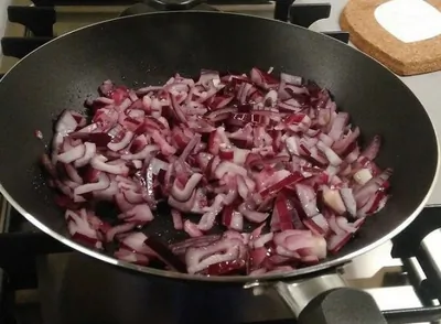 Теплый салат Рула с грибами и рукколой