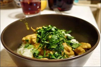 Курица карри на кокосовом молоке с рисом