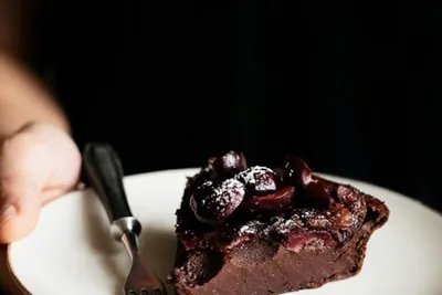 Клафути с вишней и лимонной цедрой