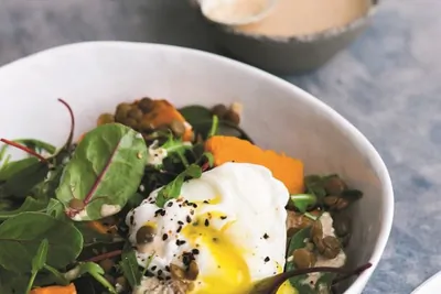 Теплый салат с чечевицей и яйцом пашот