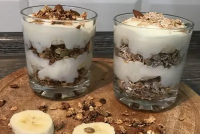 Легкий банановый пудинг с гранолой