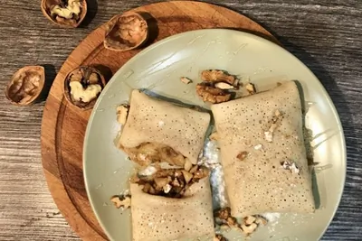 Блинчики с начинкой из яблок и грецких орехов
