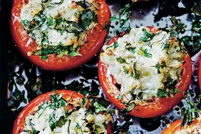 Помидоры, фаршированные пшеницей, травами и козьим сыром
