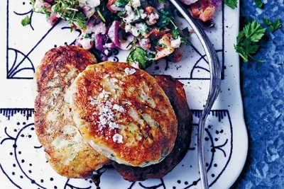 Рыбные котлеты с соусом тартар на скорую руку