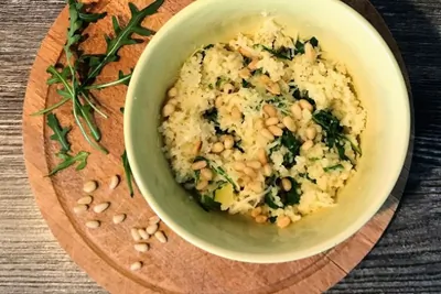 Кускус с рукколой, пармезаном и кедровыми орешками