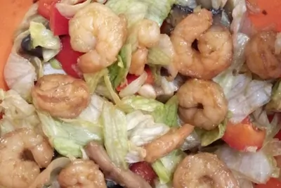 Овощной салат с креветками под медово-соевой заправкой