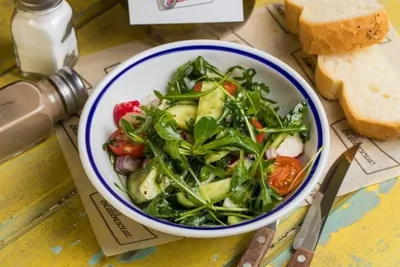 Салат из свежих овощей с кинзой