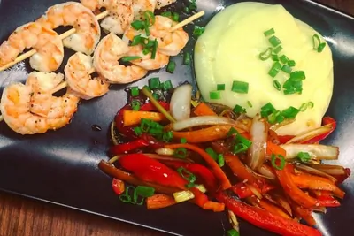 Креветки на шпажках с пюре с васаби и жареными овощами