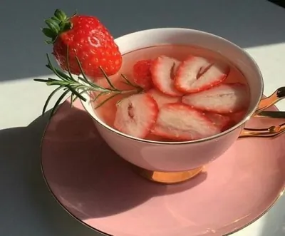 Чай с клубникой и розмарином