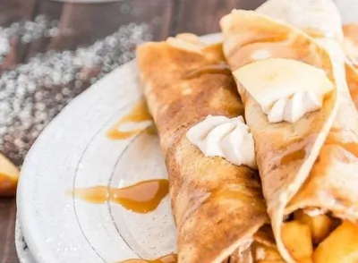 Яблочные блинчики с корицей и яблоками в карамели