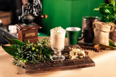 Кофейный коктейль с арахисовой халвой и кленовым сиропом