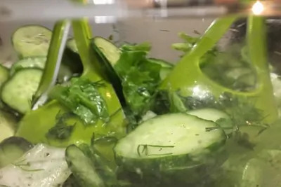 Салат из огурцов и зелени
