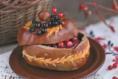 Телятина с брусничным соусом в ржаном каравае