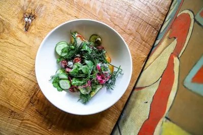 Салат с картошкой и копчеными колбасками