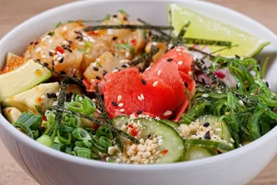 Поке с лососем и соусом никкей