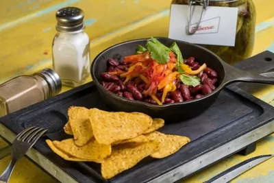 Фасоль барбекю с сальсой и чипсами начос