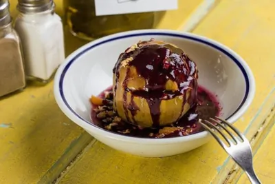 Печеное яблоко с медом, изюмом и курагой