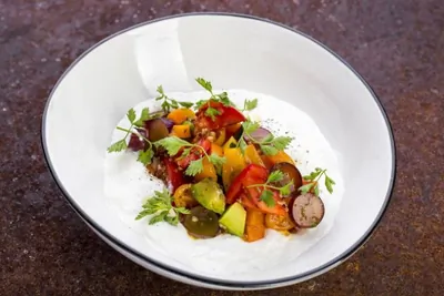 Страчателла с помидорами, папайей и авокадо