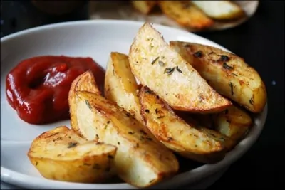 Запеченный золотистый картофель