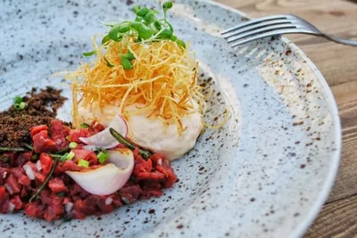 Тартар из говядины с маринованной устрицей и креветочным бульоном