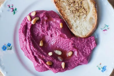 Хумус со свеклой и козьим сыром