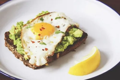Яичница на тосте с авокадо