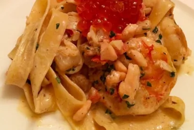 Паста с морепродуктами и луком