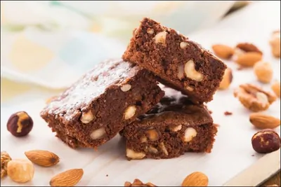 Классический брауни с темным шоколадом и орехами