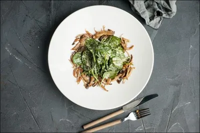 Теплый салат со шпинатом и вешенками