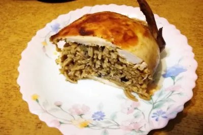 Курица, фаршированная спагетти и грибами
