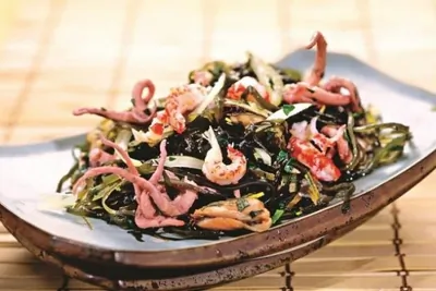 Салат с морепродуктами и морской капустой