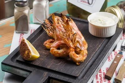 Креветки на гриле с соусом