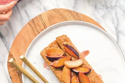 Блинчики с карамелизированными сезонными фруктами