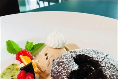 Горячий шоколадный тортино с ванильным мороженым