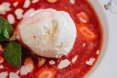 Клубничный суп с ванильным мороженым и лепестками миндаля