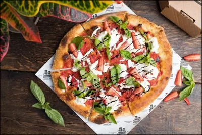 Пицца с клубникой, страчателлой и базиликом