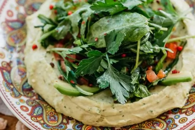 Хумус из авокадо с рукколой и помидорами