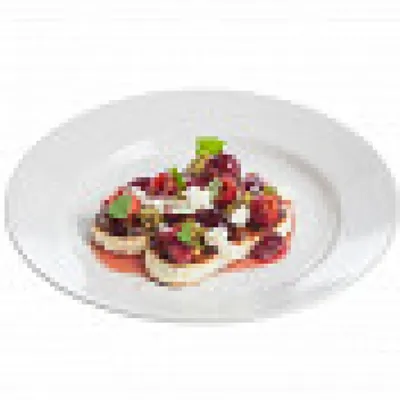 Жареный сыр с чатни из черешни