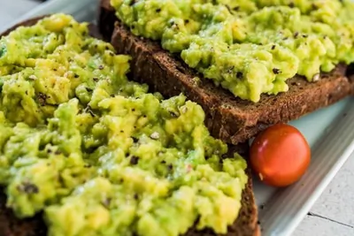 Авокадо с творогом