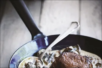 Стейк под сливочным соусом с грибами и виски