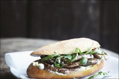 Стейк-сэндвич с горчичным майонезом