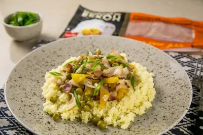 Кускус с овощами и беконом