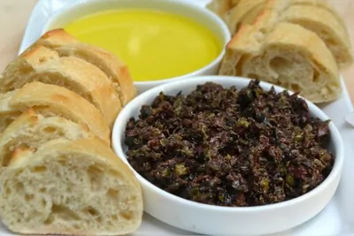 Брускетта с тапенадом из черных оливок