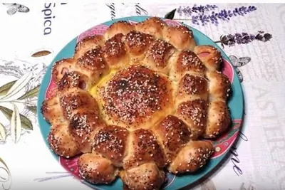 Камамбер в слоеном тесте с сосисками