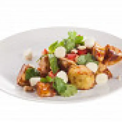 Салат с хрустящими баклажанами и сладким соусом чили