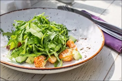 Салат с креветками, руколой и авокадо